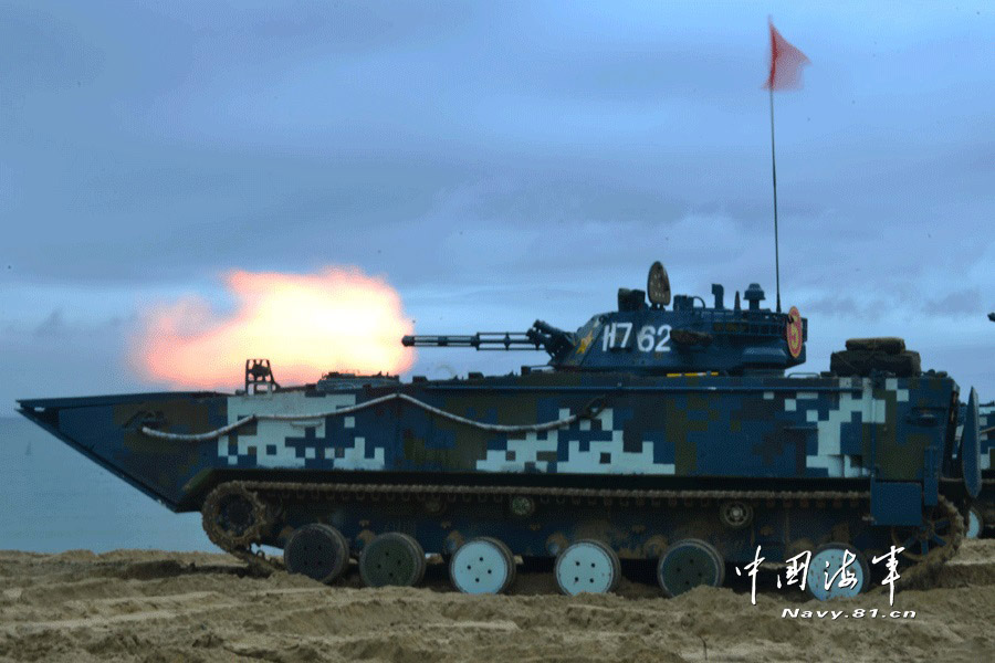The photo shows that a new-type infantry combat vehicle is conducting live-ammunition fire. (Chinamil.com.cn)