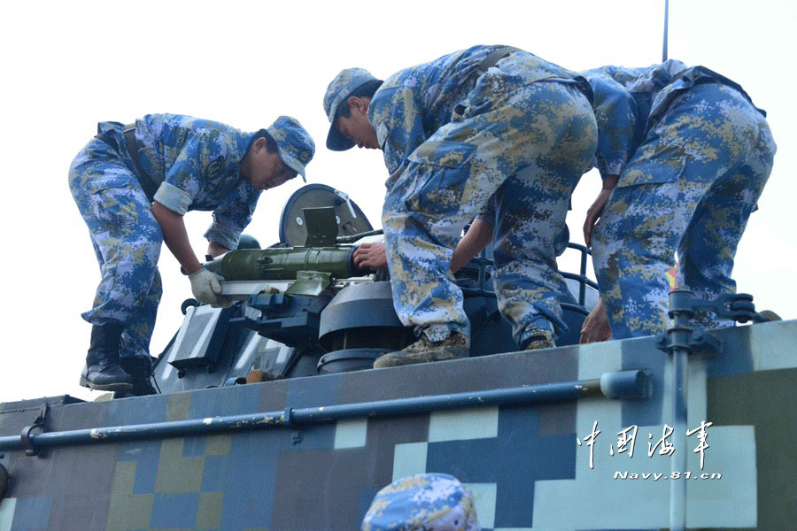 The photo shows that the officers and men are loading missiles for an armored vehicle. (Chinamil.com.cn)