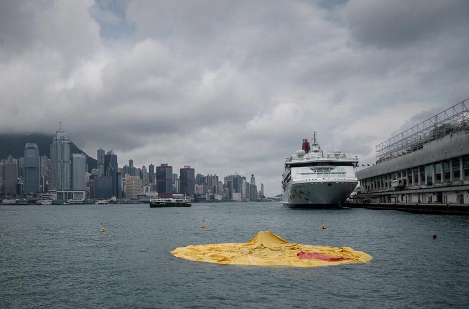 The giant inflatable rubber duck was deflated for maintenance in Victoria Harbor, Hong Kong, May 14, 2013. (Photo/ ecns.cn)