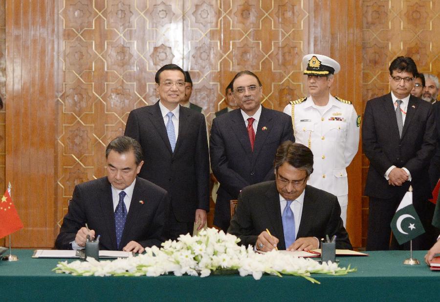 Chinese Premier Li Keqiang (L, rear) and Pakistani President Asif Ali Zardari (2nd L, rear) witness a signing ceremony after their meeting in Islamabad, Pakistan, May 22, 2013. (Xinhua/Ma Zhancheng)