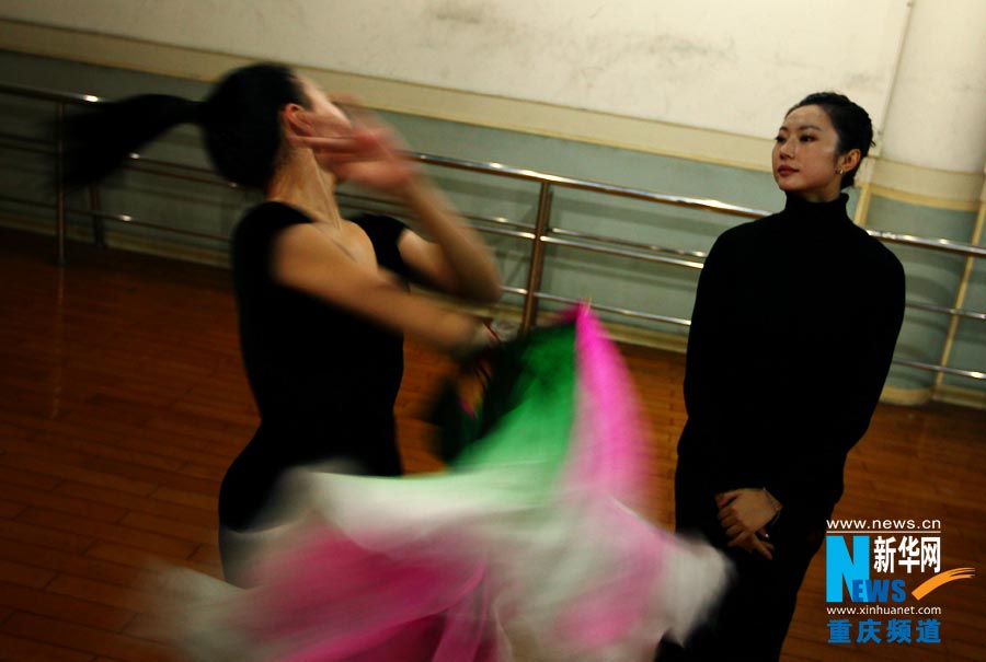 Private dancing trainer Wang Yinxue teaches her student in class in Chongqing. (Photo/Xinhua)