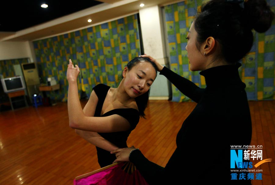 Private dancing trainer Wang Yinxue teaches her student in class in Chongqing. (Photo/Xinhua)