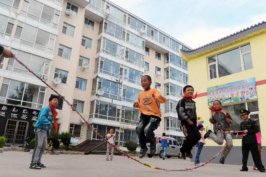 Left-behind children, whose parents go to other places to work, play at an after-school care center in Yanji City, Yanbian Korean Autonomous Prefecture in northeast China's Jilin Province, May 22, 2013. More than 30,000 children are left behind by their parents who choose to go to South Korea to work in the Yanbian Korean Autonomous Prefecture. The local government established 20 after-school care centers to provide these left-behind children with the after-class care. (Xinhua/Lin Hong)