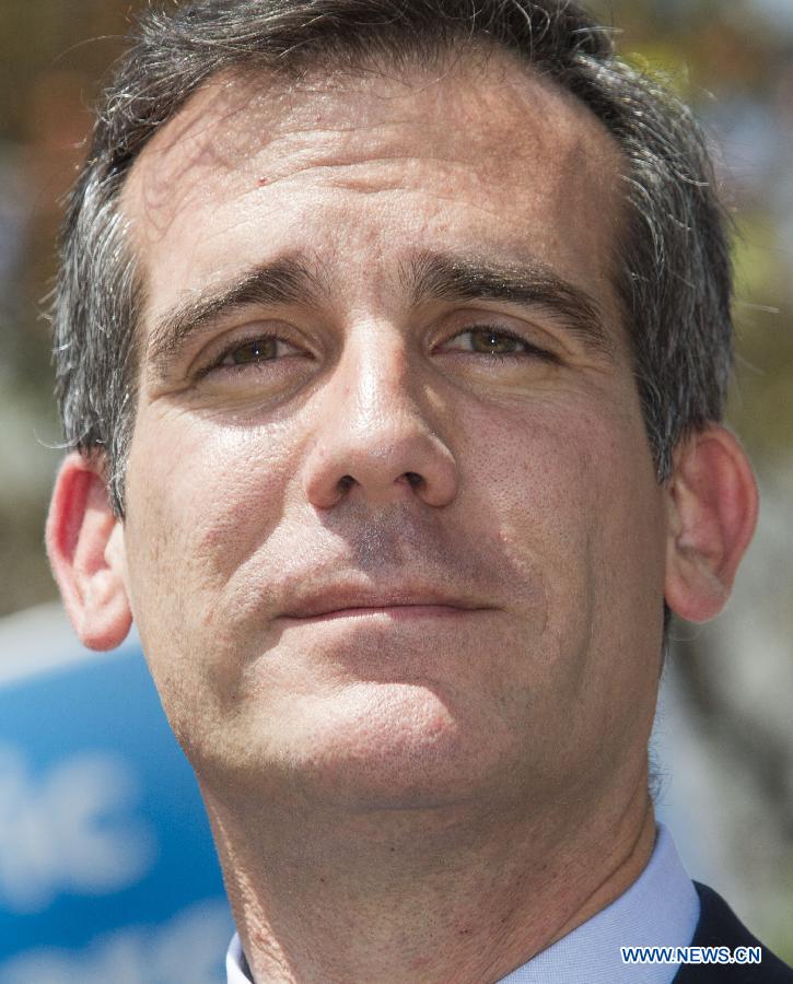 Los Angeles Mayor-elect Eric Garcetti speaks at a news conference in Los Angeles, the United States, May 22, 2013. Garcetti defeated city Controller Wendy Greuel by a 54 percent to 46 percent margin. (Xinhua/Zhao Hanrong) 