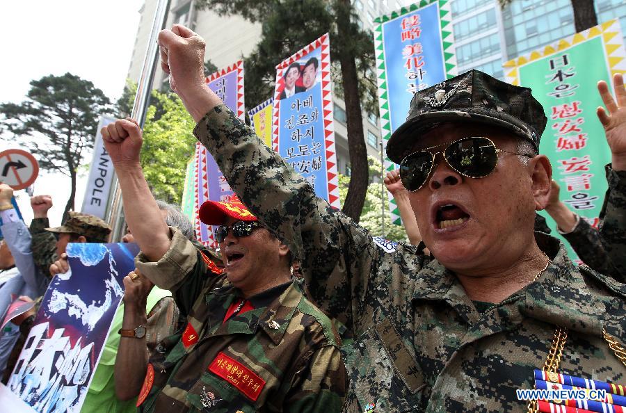 South Korean veterans participate in an anti-Japan rally outside the Japanese embassy in Seoul, South Korea, May 23, 2013. (Xinhua/Park Jin-hee) 