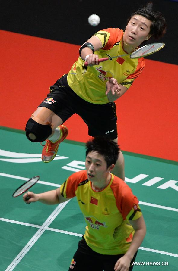 China's Yu Yang (below) and Wang Xiaoli return the shuttlecock during the women's doubles badminton match against Indonesia's Natsir Liliyana and Maheswari Nitya Krishinda at the quarterfinals of the Sudirman Cup World Team Badminton Championships in Kuala Lumpur, Malaysia, on May 23, 2013. China won 3-2 to enter the semifinals. (Xinhua/Chen Xiaowei)