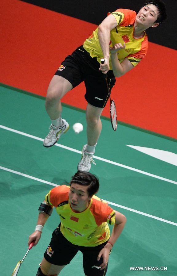 China's Yu Yang (above) and Wang Xiaoli return the shuttlecock during the women's doubles badminton match against Indonesia's Natsir Liliyana and Maheswari Nitya Krishinda at the quarterfinals of the Sudirman Cup World Team Badminton Championships in Kuala Lumpur, Malaysia, on May 23, 2013. China won 3-2 to enter the semifinals. (Xinhua/Chen Xiaowei)