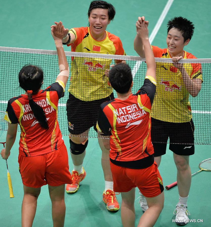 China's Yu Yang (1st R) and Wang Xiaoli (2nd L) greet Indonesia's Natsir Liliyana and Maheswari Nitya Krishinda after their women's doubles badminton match at the quarterfinals of the Sudirman Cup World Team Badminton Championships in Kuala Lumpur, Malaysia, on May 23, 2013. China won 3-2 to enter the semifinals. (Xinhua/Chen Xiaowei)