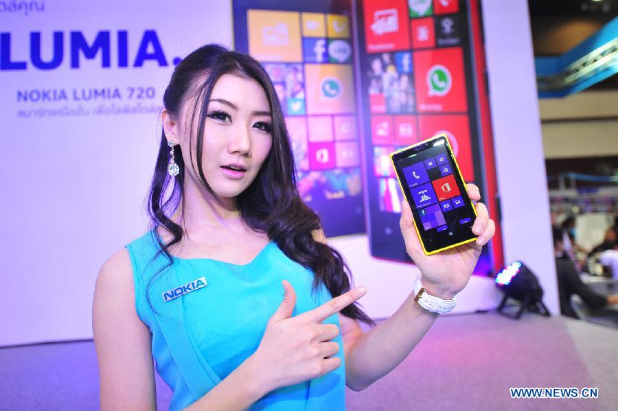 A model presents the Nokia Lumia 720 mobile phone at the Thailand Mobile Expo 2013 in Bangkok, capital of Thailand, on May 23, 2013. The show is held at Bangkok International Trade & Exhibition Centre from May 23 to 26. (Xinhua/Rachen Sageamsak)