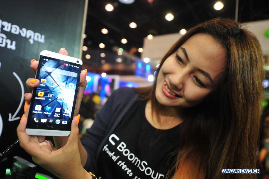 A model presents the htc one mobile phone at the Thailand Mobile Expo 2013 in Bangkok, capital of Thailand, on May 23, 2013. The show is held at Bangkok International Trade & Exhibition Centre from May 23 to 26. (Xinhua/Rachen Sageamsak) 