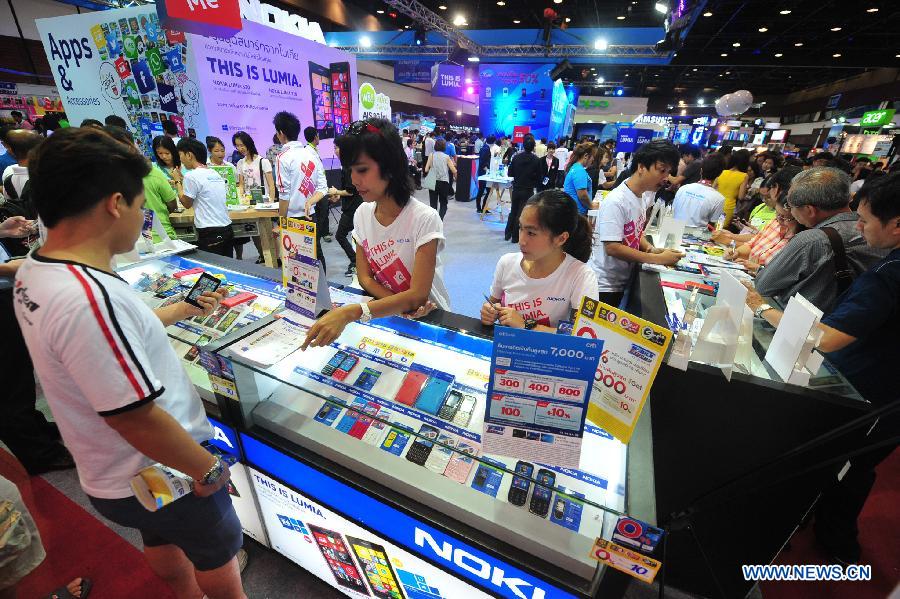 People visit the Thailand Mobile Expo 2013 in Bangkok, capital of Thailand, on May 23, 2013. The show is held at Bangkok International Trade & Exhibition Centre from May 23 to 26. (Xinhua/Rachen Sageamsak) 