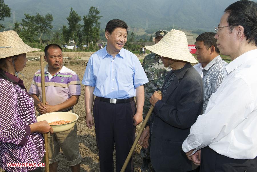 Chinese President Xi Jinping (C) talks with villagers at a corn field in Qinglongchang Village of Lushan County, southwest China's Sichuan Province, May 21, 2013. Xi made an inspection tour to hard-hit Lushan county and visited local residents from May 21 to May 23. A 7.0-magnitude earthquake hit Lushan on April 20, killing at least 196 people. (Xinhua/Huang Jingwen) 