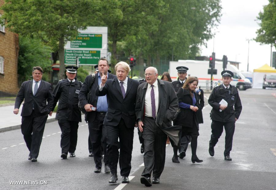 London Mayor Boris Johnson (L front) inspects the neighbourhood near the Royal Artillery Barracks in Woolwich in southeast London, May 23, 2013. A serving soldier was hacked to death by two attackers wielding knives including a meat cleaver near the Royal Artillery Barracks in Woolwich on Wednesday afternoon. (Xinhua/Bimal Gautam) 