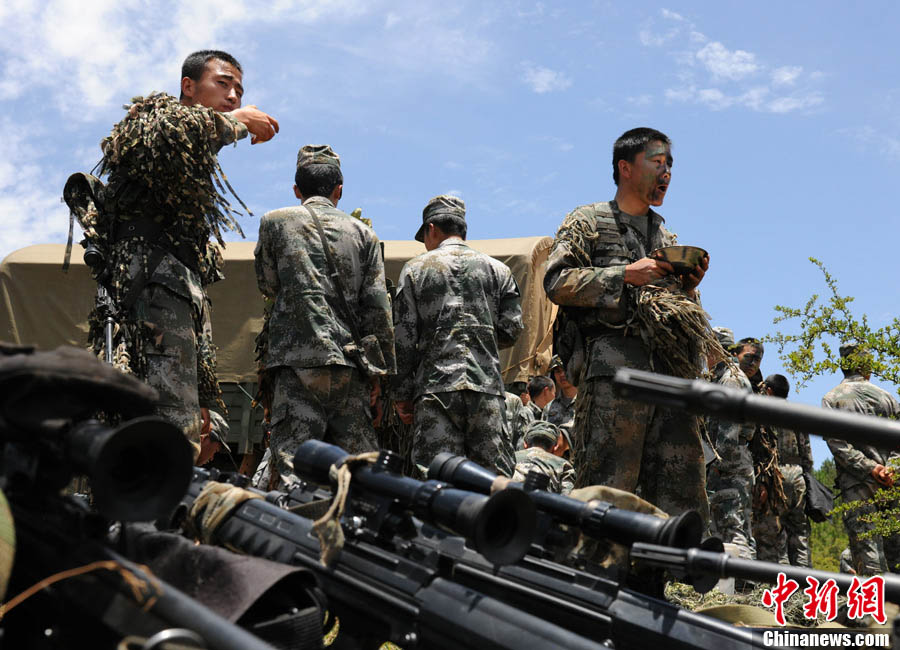 Snipers of the Chinese People's Liberation Army (PLA) participate in military training at a base in Chengdu, Southwest China's Sichuan Province, May 22, 2013. Altogether snipers from over 40 troops of more than 10 corps including the army, navy, air force and the Second Artillery Corps took part in the 40-day training that concluded on Wednesday. [Photo: CNS/Wu Sulin] 