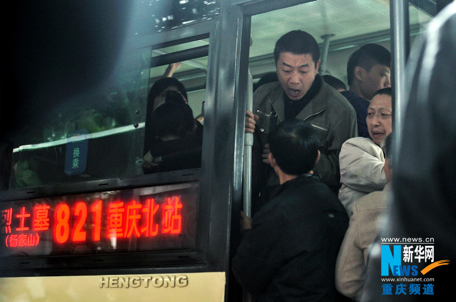Crowded bus makes people agitated, even cause people to quarrel. (Xinhua/Li Xiangbo)