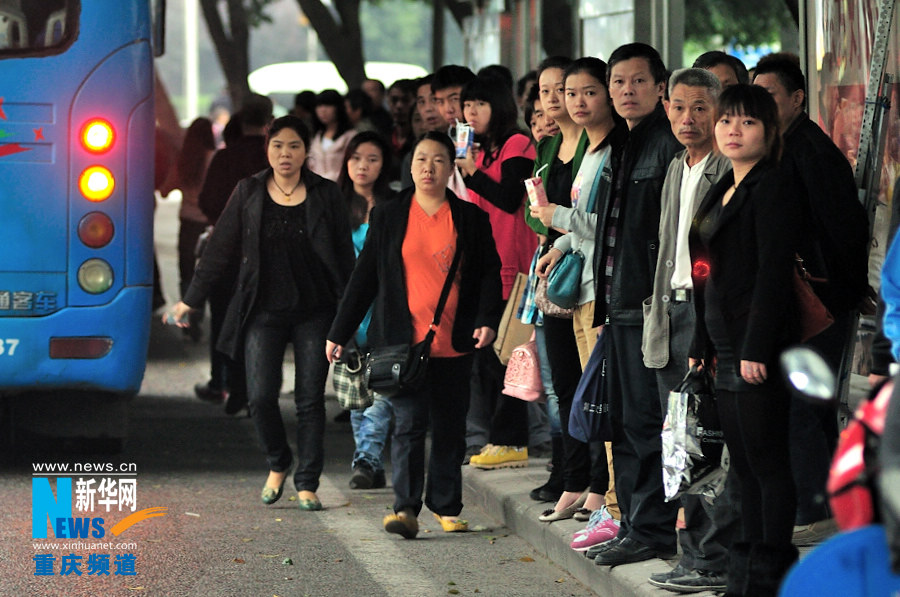 People wait for bus in the morning in Chongqing. (Xinhua/Li Xiangbo)