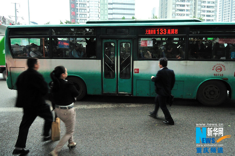 People run to catch the bus in the morning. (Xinhua/Li Xiangbo)