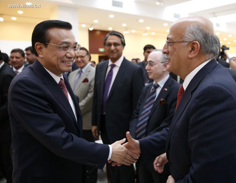 Chinese Premier Li Keqiang (L, front) meets with Pakistani friendly personages in Islamabad, Pakistan, May 23, 2013. (Xinhua/Ju Peng)