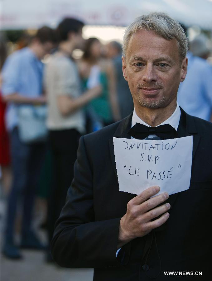 A movie fan waits for the chance to get a movie ticket at the 66th Cannes Film Festival in Cannes, France, on May 17, 2013. The film festival runs from May 15 to May 26 this year.(Xinhua/Zhou Lei) 