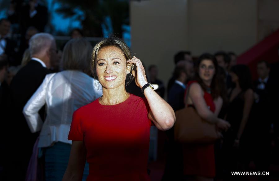 Guests invited to the premiere of film in competition step on the red carpet during the 66th Cannes Film Festival in Cannes, France, on May 17, 2013. The film festival runs from May 15 to May 26 this year.(Xinhua/Zhou Lei)