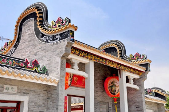 The 9th China International Garden Expo, which opened in Beijing's Fengtai District last Saturday, offers a place where citizens and tourists alike can see miniature replicas of famous buildings from China and around the world on the 500-hectare expo site. Regular cultural activities such as a parade of floats, music and stunt performances are scheduled during the six-month-long event. [Photo: CRIENGLISH.com/Song Xiaofeng] 