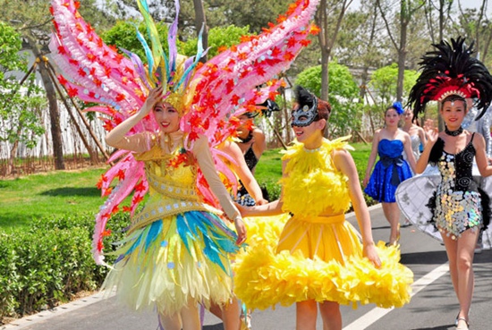 The 9th China International Garden Expo, which opened in Beijing's Fengtai District last Saturday, offers a place where citizens and tourists alike can see miniature replicas of famous buildings from China and around the world on the 500-hectare expo site. Regular cultural activities such as a parade of floats, music and stunt performances are scheduled during the six-month-long event. [Photo: CRIENGLISH.com/Song Xiaofeng] 