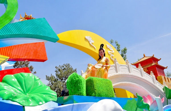 The 9th China International Garden Expo, which opened in Beijing's Fengtai District last Saturday, offers a place where citizens and tourists alike can see miniature replicas of famous buildings from China and around the world on the 500-hectare expo site. Regular cultural activities such as a parade of floats, music and stunt performances are scheduled during the six-month-long event. [Photo: CRIENGLISH.com/Song Xiaofeng] 