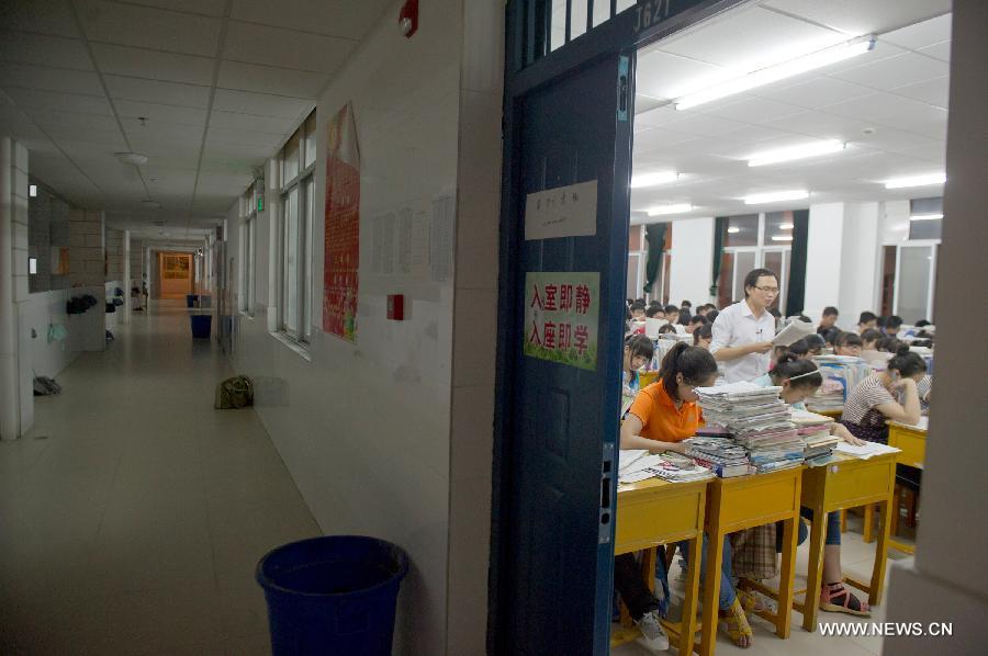 High school students study in classroom at the Jin'an Middle School in Maotanchang Township of Liu'an City, east China's Anhui Province, in the evening on May 23, 2013. This year's college entrance exam, set for June 7 and 8, is approaching. (Xinhua/Guo Chen)