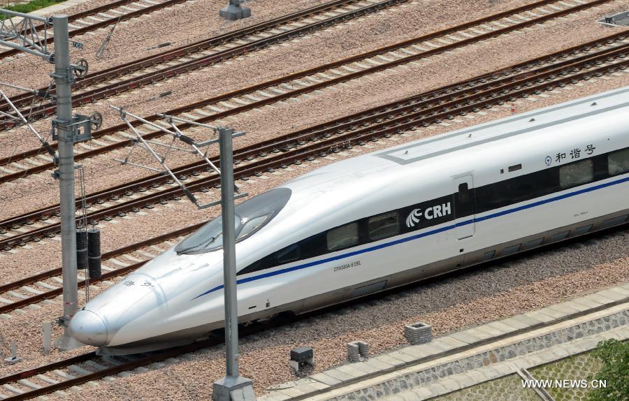 A high-speed train leaves the Hangzhou East Station for Nanjing in Hangzhou, capital of east China's Zhejiang Province, May 24, 2013. High-speed rail lines from Nanjing to Hangzhou and Hangzhou to Ningbo began a month-long trial operations on Friday. (Xinhua/Han Chuanhao) 