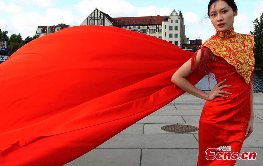 A model presents a "Huafu" dress during the 2013 Berlin Huafu Show in Germany, May 23, 2013. China has a good tradition of great manners, which is called "Xia," while the collection of beautiful dresses of ancientChina, was named "Hua." Huaxia's dress is "Huafu," representing the essence and spirit of China's culture and history. Therefore, "Huafu" is also called China's National Dress. (CNS/Qian Xingqiang)