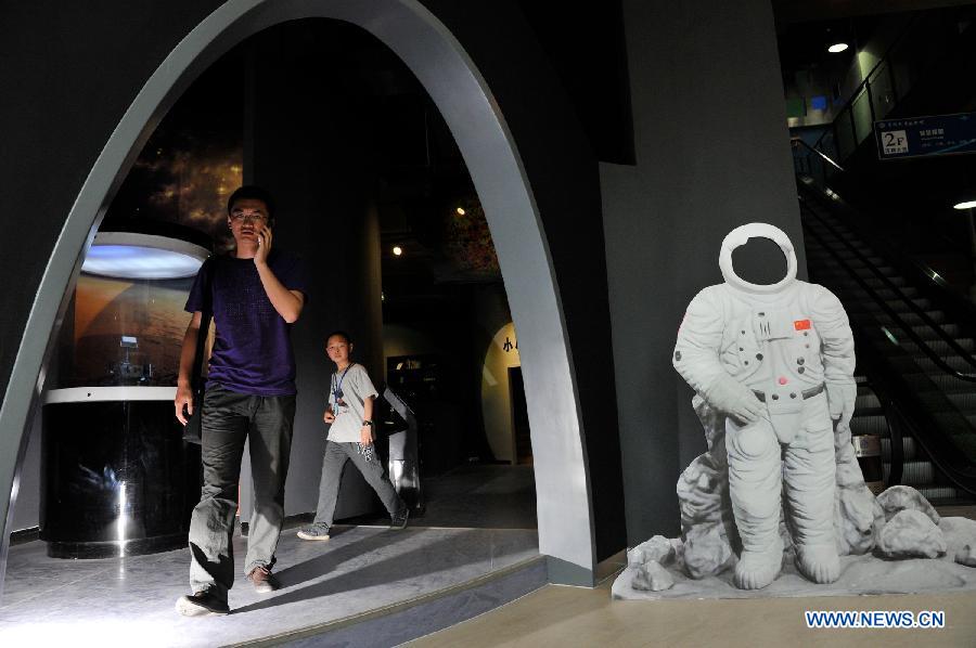 People visit a scientific exhibition on lunar exploration in Guiyang, capital of southwest China's Guizhou Province, May 24, 2013. The exhibition, kicked off here Friday, showcased over 50 items. (Xinhua/Ou Dongqu)