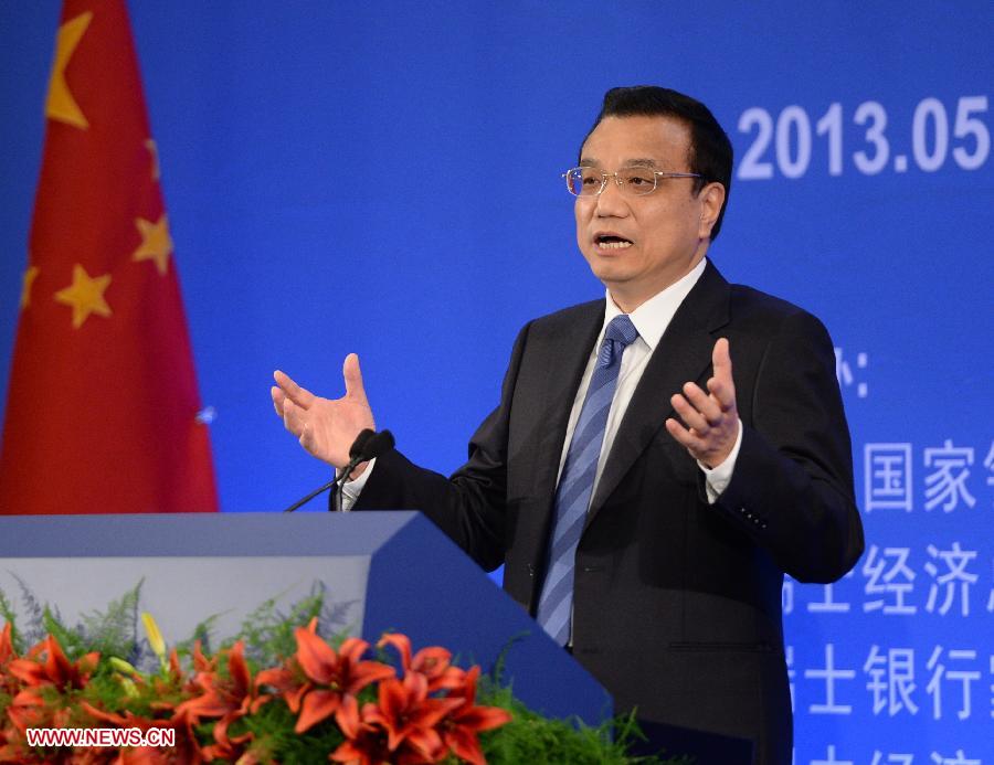 Chinese Premier Li Keqiang gives a speech at a luncheon with business and financial leaders in Zurich, Switzerland, May 24, 2013. (Xinhua/Ma Zhancheng)