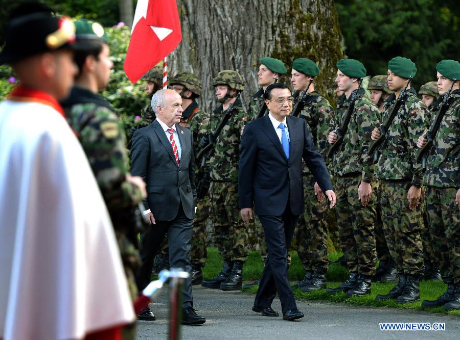 Chinese Premier Li Keqiang (R center) attends a welcome ceremony held by Swiss President Ueli Maurer (L center) in Bern, Switzerland, May 24, 2013. (Xinhua/Ma Zhancheng) 