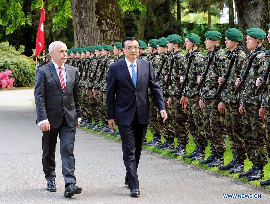 Chinese Premier Li Keqiang (C) attends a welcome ceremony held by Swiss President Ueli Maurer (L) in Bern, Switzerland, May 24, 2013. (Xinhua/Li Tao) 