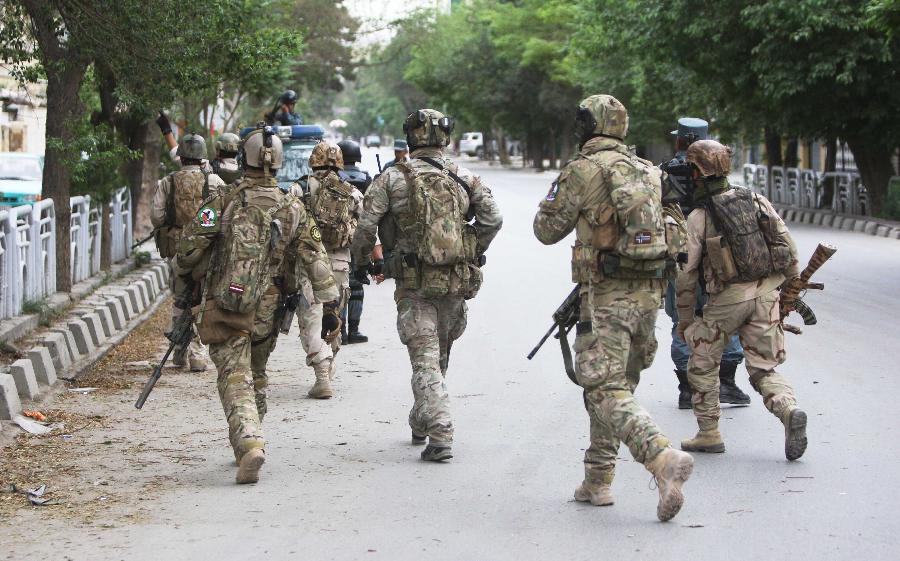 Afghan soldiers arrive at the site of an attack in Kabul, Afghanistan on May 24, 2013. At least two suicide bombers and a policeman were killed and several others wounded on Friday evening when Taliban launched a coordinated attack in central Kabul, a police source said. (Xinhua/Ahmad Massoud)