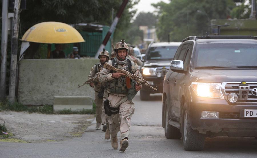 Afghan soldiers run at the site of an attack in Kabul, Afghanistan on May 24, 2013. At least two suicide bombers and a policeman were killed and several others wounded on Friday evening when Taliban launched a coordinated attack in central Kabul, a police source said. (Xinhua/Ahmad Massoud) 