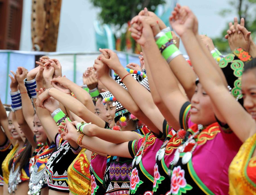 Local people in traditonal costumes dance to pay their tribute to the ancestor of tea during the opening of 2013 International Tea Convention in Pu'er, southwest China's Yunnan Province, May 25, 2013. The convention that opened on Saturday aims to promote tea culture around the world. (Xinhua/Yang Zongyou)
