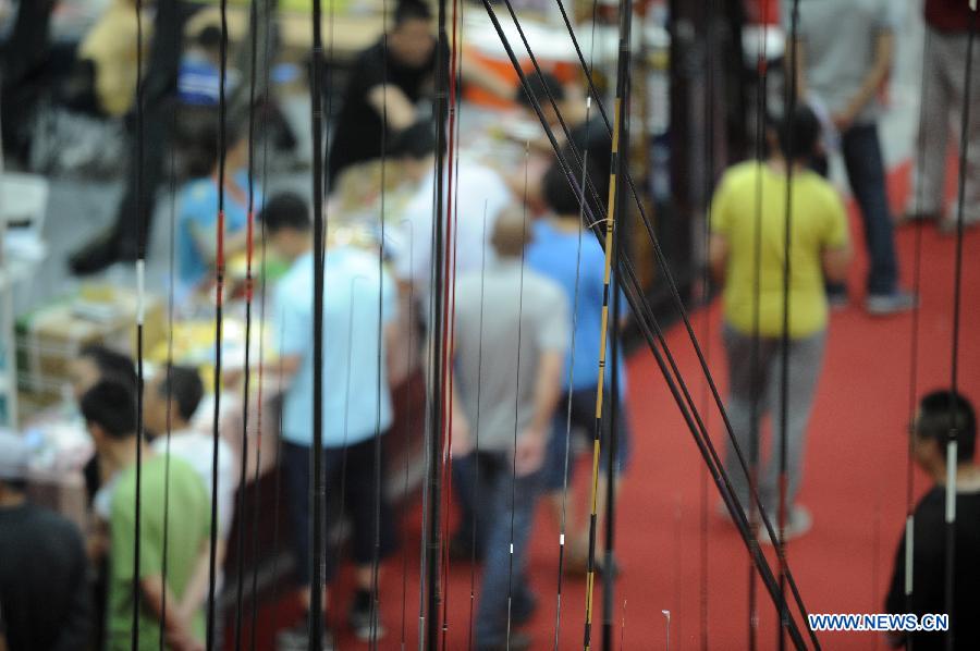 People visit the 3rd Yinchuan fishing gear expo in Yinchuan, capital of northwest China's Ningxia Hui Autonomous Region, May 25, 2013. (Xinhua/Li Ran)