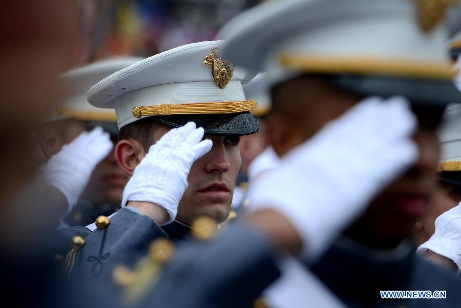 Graduating cadets salute during the graduation ceremonies at the United States Military Academy at West Point, New York, the United States, May 25, 2013. 1,007 cadets graduated on Saturday from the famous military academy founded in 1802. (Xinhua/Wang Lei)