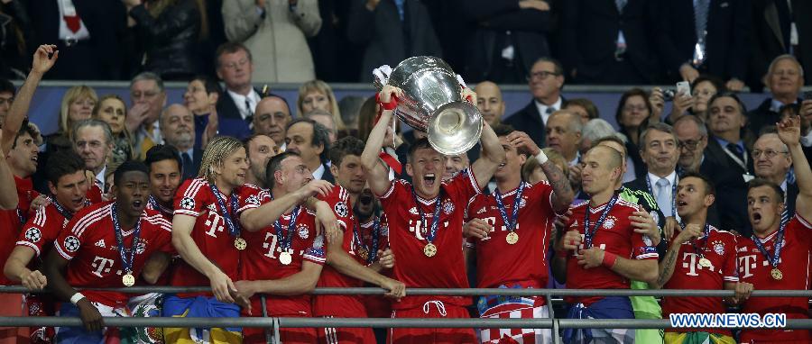 Players of Bayern Munich celebrate during the awarding ceremony for the UEFA Champions League final football match between Borussia Dortmund and Bayern Munich at Wembley Stadium in London, Britain on May 25, 2013. Bayern Munich claimed the title with 2-1.(Xinhua/Wang Lili)