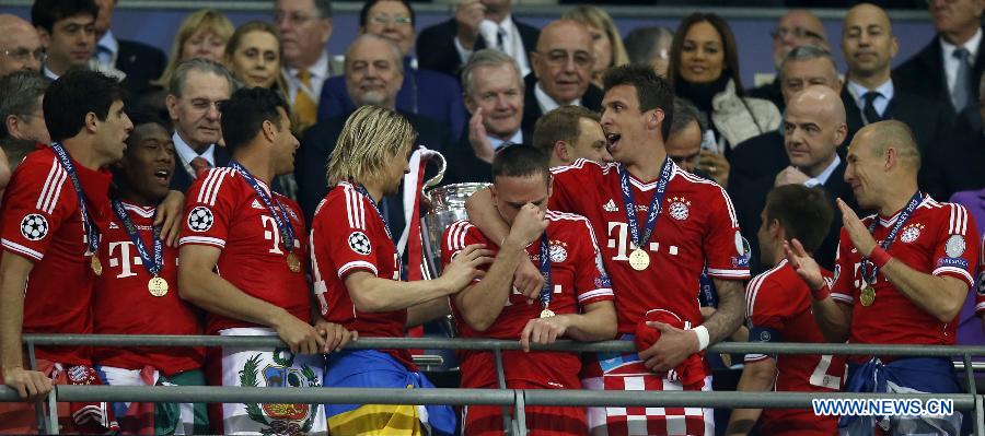 Franck Ribery of Bayern Munich cries during the awarding ceremony for the UEFA Champions League final football match between Borussia Dortmund and Bayern Munich at Wembley Stadium in London, Britain on May 25, 2013. Bayern Munich claimed the title with 2-1.(Xinhua/Wang Lili)