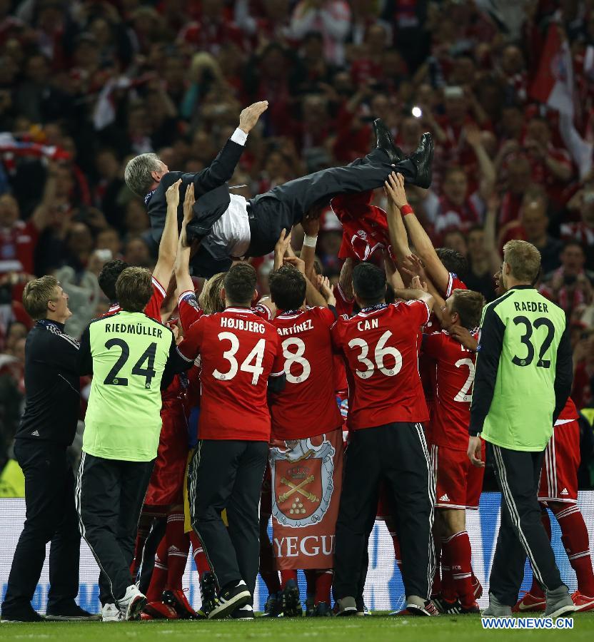 Players of Bayern Munich throw Jupp Heynckes, head coach of Bayern Munich, to celebrate after the awarding ceremony for the UEFA Champions League final football match between Borussia Dortmund and Bayern Munich at Wembley Stadium in London, Britain on May 25, 2013. Bayern Munich claimed the title with 2-1.(Xinhua/Wang Lili)