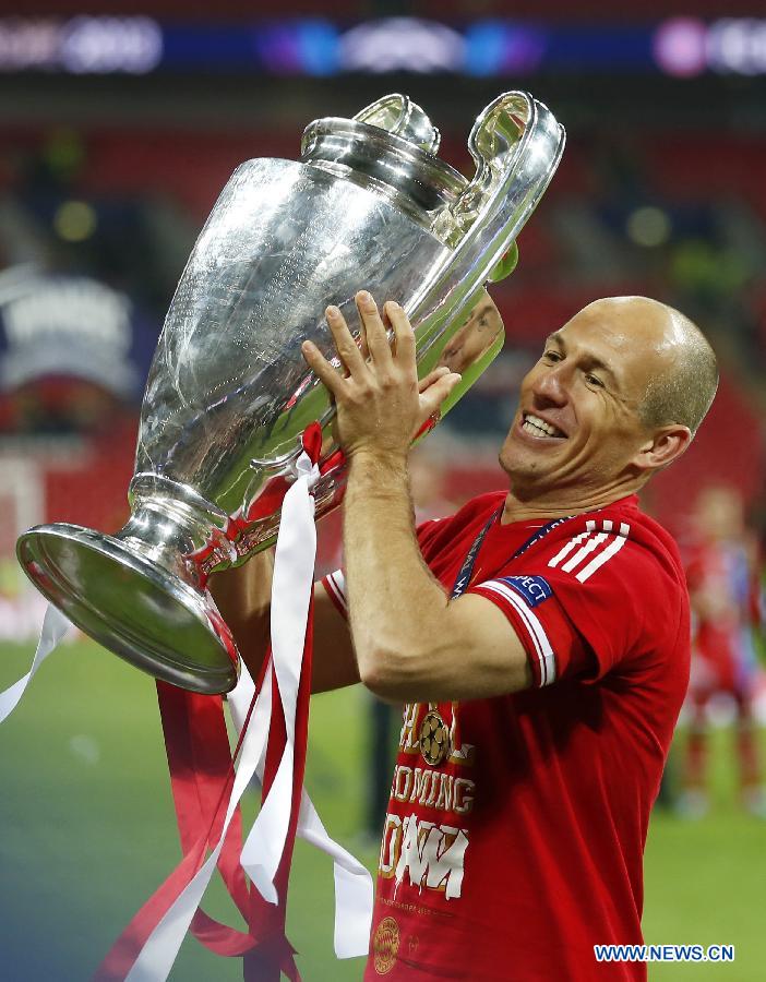 Arjen Robben of Bayern Munich celebrates with the trophy after the awarding ceremony for the UEFA Champions League final football match between Borussia Dortmund and Bayern Munich at Wembley Stadium in London, Britain on May 25, 2013. Bayern Munich claimed the title with 2-1.(Xinhua/Wang Lili)