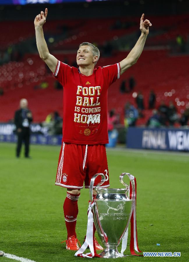 Bastian Schweinsteiger of Bayern Munich celebrates after the awarding ceremony for the UEFA Champions League final football match between Borussia Dortmund and Bayern Munich at Wembley Stadium in London, Britain on May 25, 2013. Bayern Munich claimed the title with 2-1.(Xinhua/Wang Lili)