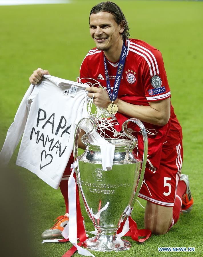 Daniel Van Buyten of Bayern Munich celebrates after the awarding ceremony for the UEFA Champions League final football match between Borussia Dortmund and Bayern Munich at Wembley Stadium in London, Britain on May 25, 2013. Bayern Munich claimed the title with 2-1.(Xinhua/Wang Lili)