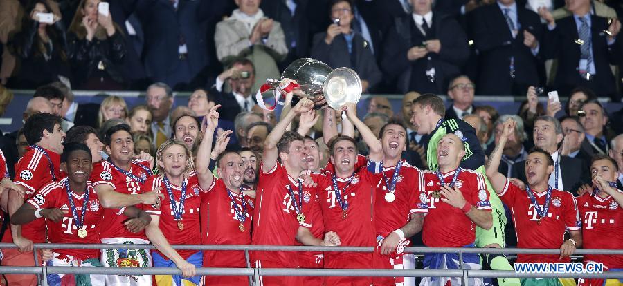 Players of Bayern Munich celebrate during the awarding ceremony for the UEFA Champions League final football match between Borussia Dortmund and Bayern Munich at Wembley Stadium in London, Britain on May 25, 2013. Bayern Munich claimed the title with 2-1.(Xinhua/Wang Lili)