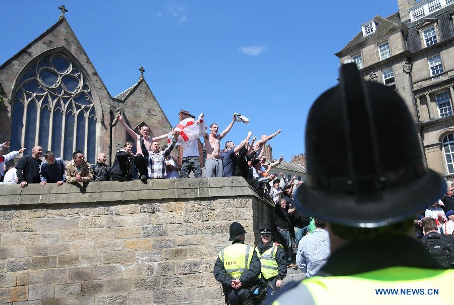 Protestors attend the demonstration against the killing of the British soldier in Newcastle, May 25, 2013. Nearly 2,000 people from around Britain took to the street on Saturday afternoon in Newcastle in northern England. (Xinhua/Yin Gang) 