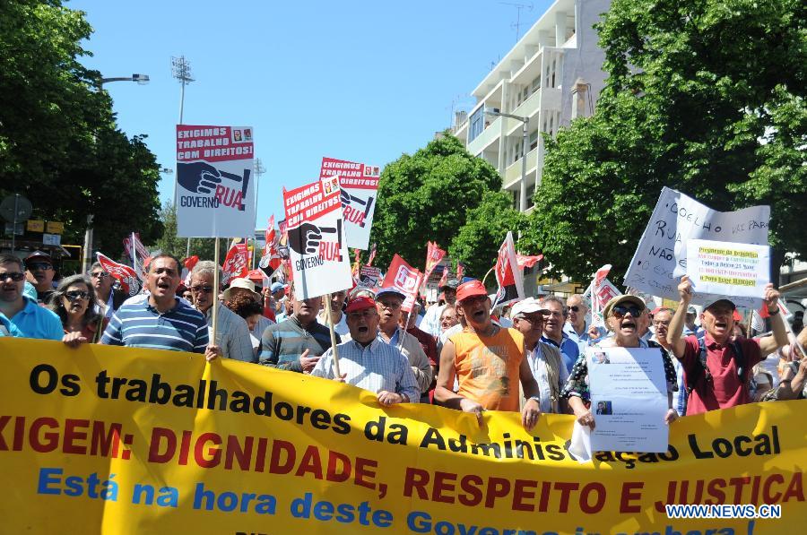 Portuguese demonstrators protest against the government's implementation of tough austerity measures in Lisbon on May 25, 2013. Thousands of Portuguese from cities including capital Lisbon, Porto, Vila Real, Setubal and Sintra gathered in front of the Jeronimos Monastery in Lisbon on Saturday protesting against government's austerity measures in return for the bailout from the troika comprising the European Union, the European Central Bank and the International Monetary Fund. (Xinhua/Zhang Liyun) 