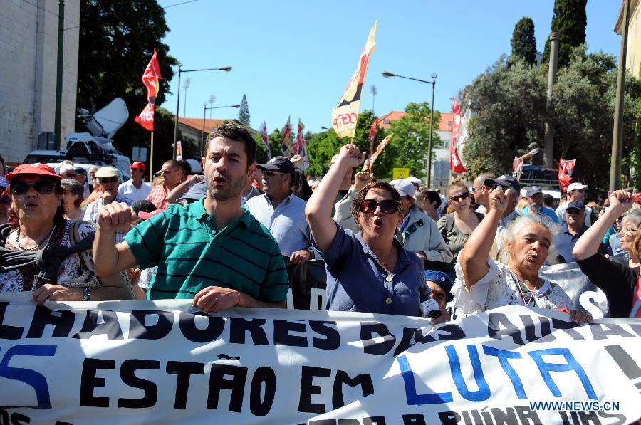 Portuguese demonstrators protest against the government's implementation of tough austerity measures in Lisbon on May 25, 2013. Thousands of Portuguese from cities including capital Lisbon, Porto, Vila Real, Setubal and Sintra gathered in front of the Jeronimos Monastery in Lisbon on Saturday protesting against government's austerity measures in return for the bailout from the troika comprising the European Union, the European Central Bank and the International Monetary Fund. (Xinhua/Zhang Liyun) 