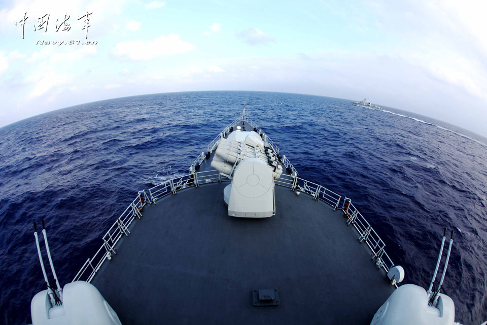 The far-sea training taskforce under the East China Sea Fleet of the Navy of the Chinese People's Liberation Army (PLA) conducted an offence-and-defense drill in the waters of the west Pacific Ocean on May 11, 2013. (navy.81.cn/Hu Kaibing, Lin Xiaoying)